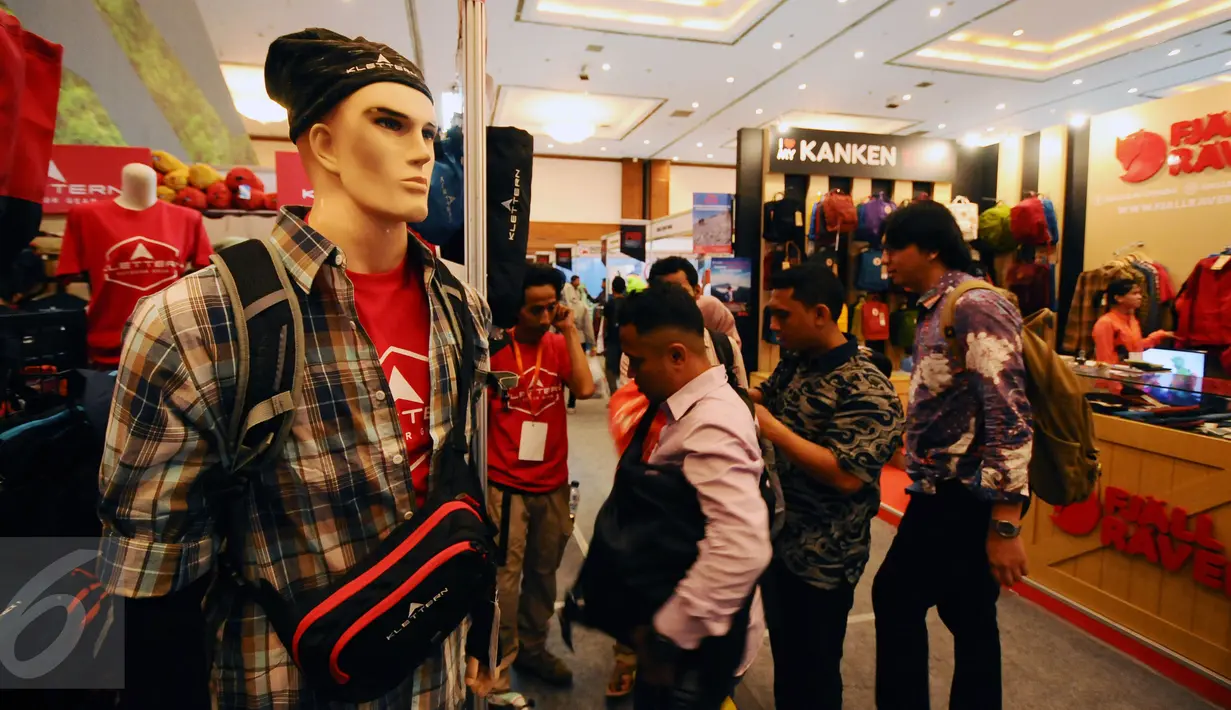 Pengunjung melihat-lihat salah satu produk yang dipamerkan di Indofest 2017 di Hall B Jakarta Convention Centre, Jakarta, Jumat (12/5). Indofest 2017 memamerkan dan memasarkan sejumlah produk berkegiatan di alam bebas. (Liputan6.com/Helmi Fithriansyah)
