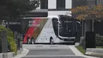 Bus timnas Jerman diparkir di depan hotel tim di Wolfsburg, Jerman, Selasa (9/11/2021). Jelang pertandingan kualifikasi Piala Dunia melawan Liechtenstein, Asosiasi Sepak Bola Jerman (DFB) mengatakan ada kasus positif Corona di lingkaran dari timnas Jerman. (Swen Pfoertner/dpa via AP)