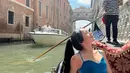 Beby Tsabina berpose di atas gondola saat menggilingi sungai venesia di Italia. Beby Tsabina sendiri memang dikenal sebagai salah satu artis yang terlihat fashionable dan kekinian. (Instagram/bebytsabina)