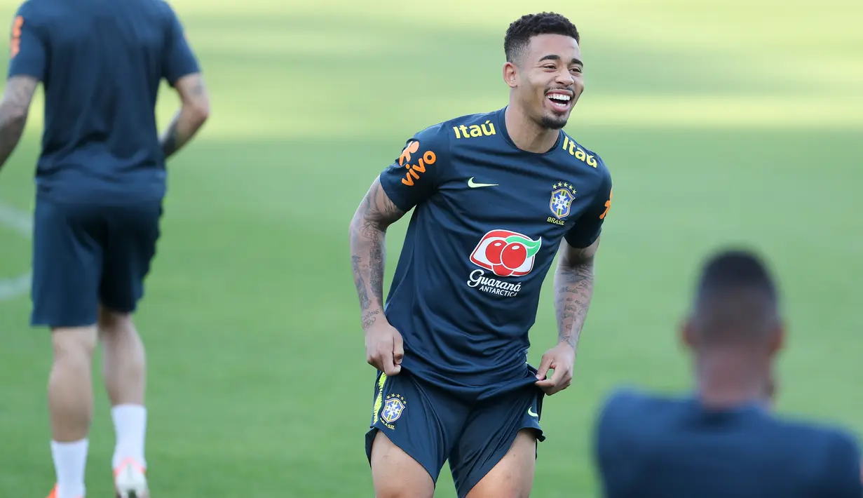 Penyerang Brasil, Gabriel Jesus melakukan pemanasan selama sesi latihan di pusat pelatihan Cruzeiro di Belo Horizonte, Brasil (1/7/2019). Argentina dan Brasil akan bertanding pada semifinal Copa America 2019. (AP Photo/Natacha Pisarenko)