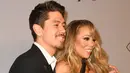 Penyanyi Mariah Carey bersama kekasihnya, Bryan Tanaka menghadiri acara after party Golden Globes di California, Minggu (7/1). Pasangan ini sama sekali tak segan mengumbar romantisme mereka di depan banyak orang. (Frazer Harrison/GETTY IMAGES/AFP)