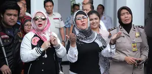 Elvy Sukaesih ungkap isi hatinya saat sang anak ditetapkan sebagai tersangka.