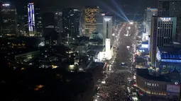 Ratusan ribu pengunjuk rasa memadati jalan-jalan utama di pusat Kota Seoul, Korea Selatan, Sabtu (3/12). Mereka berunjuk rasa untuk keenam kalinya, menuntut pengunduran diri Presiden Park Geun-hye yang terseret skandal nepotisme. (AFP/Kim Hong-Ji/Pool)