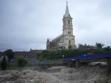 Sungai Bela mengalir melewati sebuah gereja saat banjir di Mikulovice, Republik Ceko, Sabtu, 14 September 2024. (AP Photo/Petr David Josek)