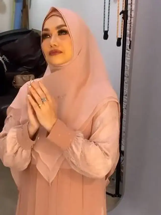 Duet Bareng Opick, Ini 7 Pemotretan Reza Artamevia Saat Berhijab