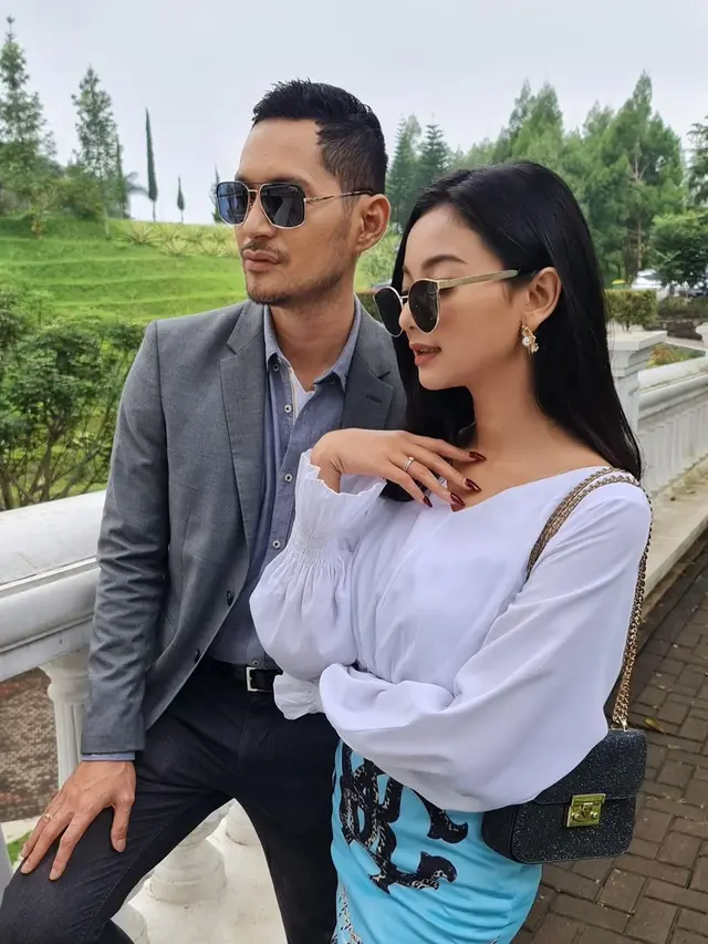 FOTO: Gaya Glenca Chysara Pakai Kacamata, Tampil Trendi