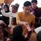 Gibran Rakabuming Raka saat bagi-bagi susu UHT gratis kepada anak-anak di Solo.(Liputan6/Fajar Abrori)