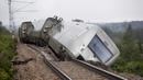 Sebuah kereta yang membawa 120 penumpang terlihat tergelincir antara Iggesund dan Hudiksvall di Swedia, Senin 7 Agustus 2023. (Mats Andersson/TT News Agency via AP)