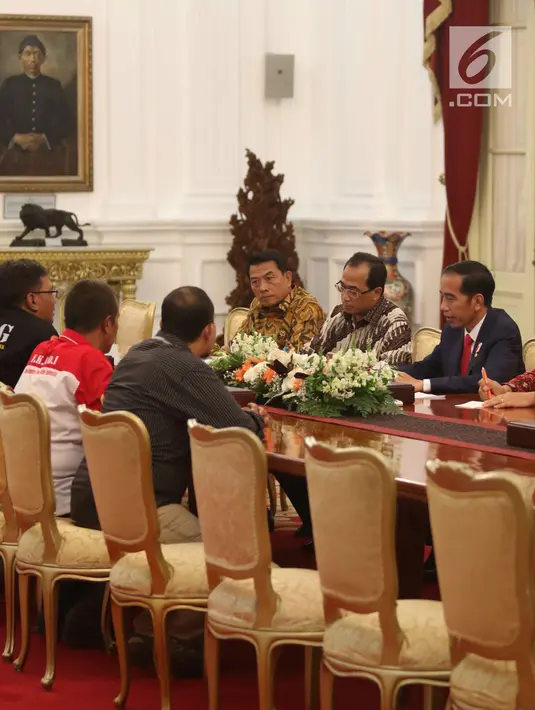 Presiden Jokowi menerima perwakilan ojek online di Istana Merdeka, Jakarta, Selasa (27/3). Pengemudi ojek online meminta pemerintah membantu mereka berdiskusi dengan perusahaan transportasi online agar merasionalkan tarif. (Liputan6.com/Angga Yuniar)
