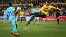 Pemain Las Palmas, Matias Aguirregaray berebut bola dengan  pemain Barcelona, Ousmane Dembele pada jornada ke-26 La Liga 2017-2018 di Estadio Gran Canaria, Kamis (1/3). Barcelona gagal menang karena tuan rumah menahan imbang 1-1. (DESIREE MARTIN/AFP)