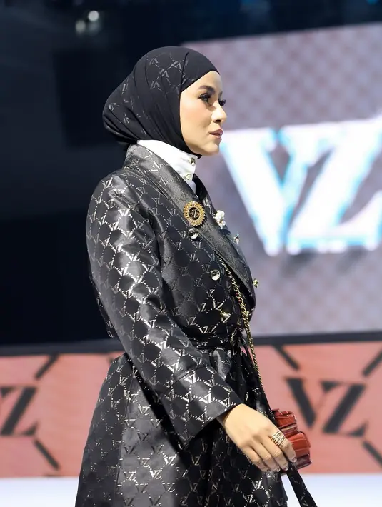 Olla juga melengkapi tampilannya dengan aksesori berupa pin bros yang elegan di bagian dada, memperkuat detail personal pada outfit-nya. [@vivizubedi].