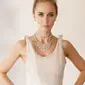 Emily Blunt, peraih nominasi “Oppenheimer” ini menata gaun Schiaparelli Haute Couture miliknya yang berkilauan dengan perhiasan dari Tiffany & Co., termasuk kalung berlian tiga lapis dengan berat lebih dari 60 karat, kalung berkilau, kancing klasik, dan cincin berhiaskan berlian potongan buah pir. lebih dari 10 karat. Kalungnya sendiri terbuat dari hampir 700 batu berharga. [@tiffanyandco]