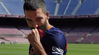 Arda Turan, pemain asal Turki yang direkrut Barcelona dari Atletico Madrid sebesar 41 juta euro diperkenalkan secara resmi kepada publik dalam suatu acara di Camp Nou, Barcelona. Jumat (10/7/2015). (AFP/Lluis Gene)