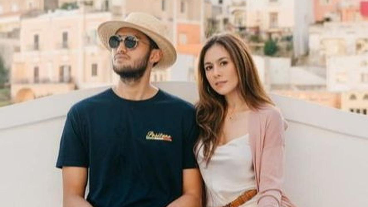 Namun meski kerap 'ditodong' berbagai pertanyaan tentang kejelasan hubungannya, Wulan dan Sabda seolah tak acuh akan hal tersebut. Keduanya bahkan tetap membagikan kesehariannya di Instagram Story pribadinya.