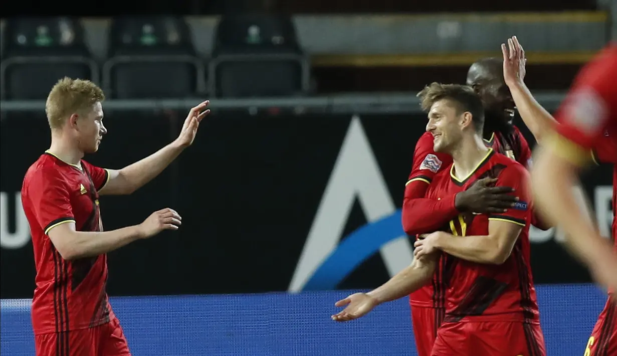 Gelandang Belgia, Kevin De Bruyne (kiri) berselebrasi usai mencetak gol ke gawang Denmark pada pertandingan UEFA Nations League di stadion King Power di Leuven, Belgia, Rabu (18/11/2020). Belgia mengumpulkan 15 poin dari enam laga. (AP Photo/Francisco Seco)
