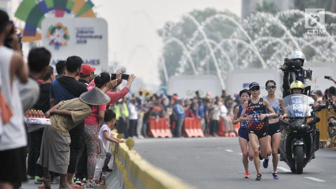 Pelari putri melintasi Jalan MH Thamrin saat mengikuti lari maraton putri nomor 42 kilometer Asian Games 2018, Jakarta, (26/8). Maraton ini dimulai dari Stadion GBK-Simpang Mangga Besar-Bundaran Senayan dan kembali ke GBK. (Merdeka.com/Iqbal S. Nugroho)