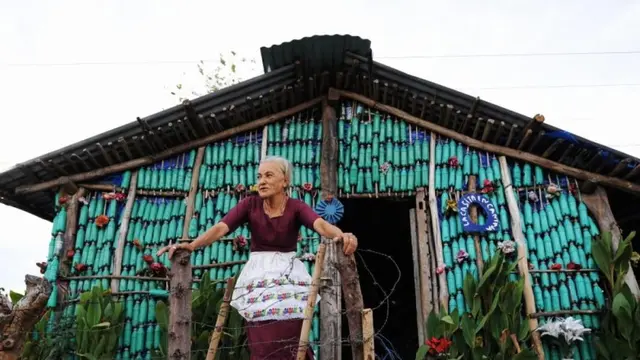 rumah dari botol plastik (Foto: Eaglenews.ph)