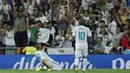 Aksi pemain Real Madrid, Karim Benzema (kiri) merayakan gol ke  gawang Barcelona pada leg kedua Piala Super Spanyol di Santiago Bernabeu stadium (16/8/2017). Real menang 2-0. (AP/Francisco Seco)