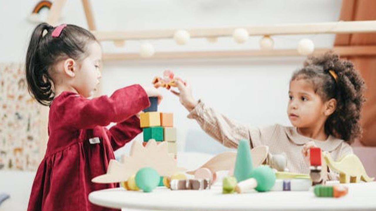 Ilustrasi Anak-anak sedang Bermain Bersama