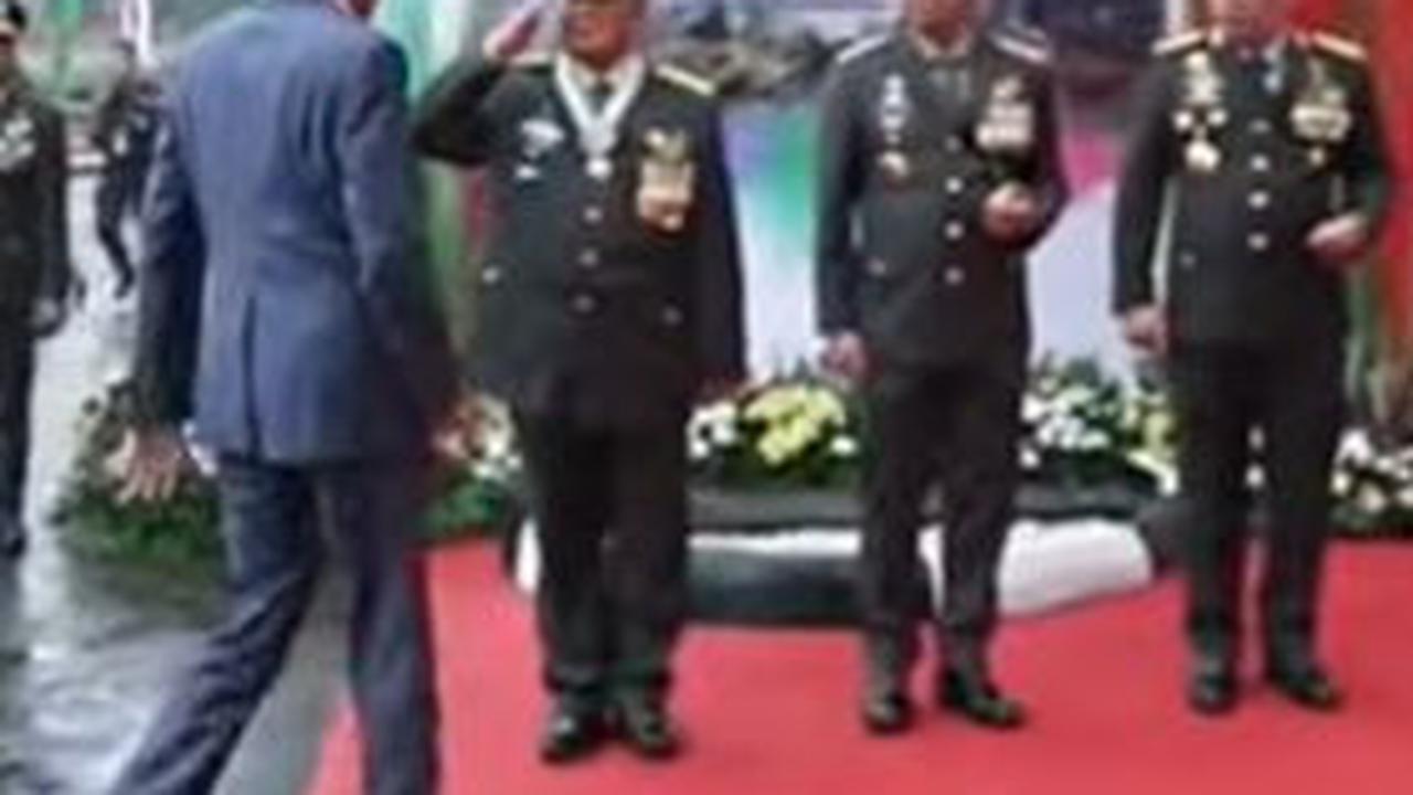 VIDEO: Gagah Prabowo Berseragam Jenderal TNI Sambut Presiden Jokowi Jelang Naik Bintang 4 Kehormatan
