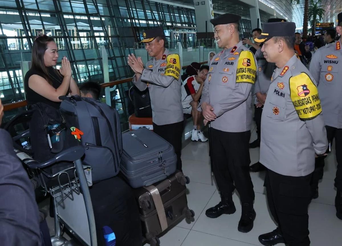 FOTO: Satgas Operasi Ketupat Tinjau Arus Mudik di Bandara Soekarno Hatta