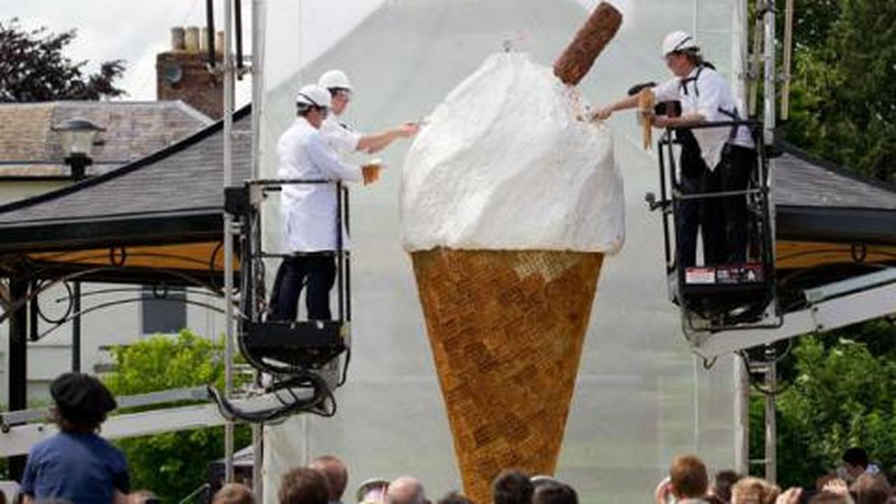 Es krim cone terbesar di dunia, mau coba?