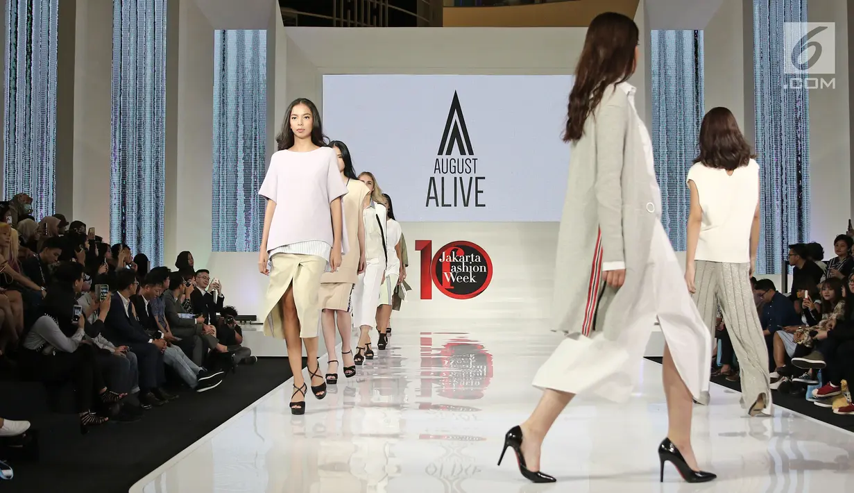 Sejumlah model membawakan busana rancangan Agust Alive di Jakarta Fashion Week (JFW) 2018 di Senayan City, Jakarta, Selasa (25/10). Agust Alive merupakan karya dari desainer Korea Selatan, Park Se-Jin. (Liputan6.com/Herman Zakharia)