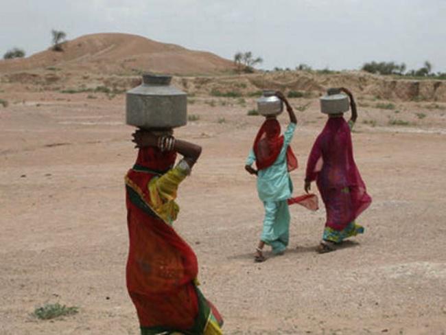Wanita-wanita ini harus berjalan sejauh belasan kilometer unruk dapatkan beberapa liter air | Photo: Copyright boldsky.com