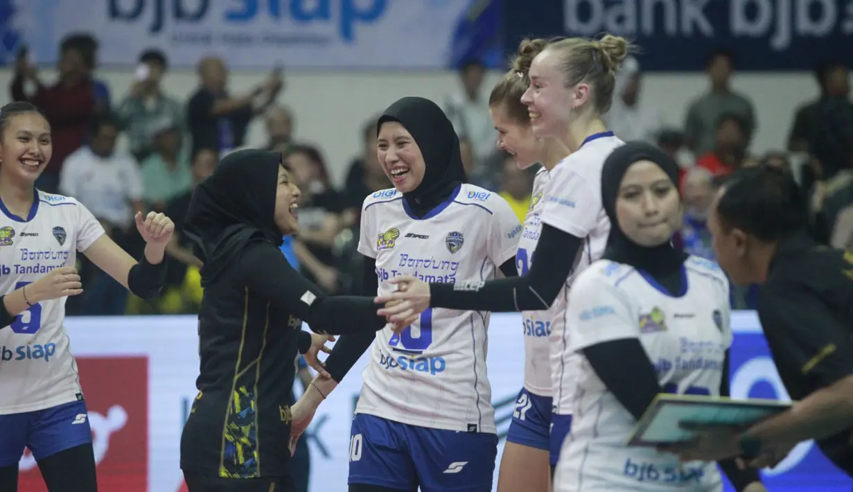 <p>Selebrasi para pemain Bandung BJB Tandamata, Agustin Wulandhari (tengah) dkk merayakan kemenangan 3-2 (28-26, 26-24, 18-25, 12-25 dan 15-13) atas Jakarta Popsivo Polwan pada laga seri kedua putaran kedua PLN Mobile Proliga 2024 di GOR Si Jalak Harupat, Kabupaten Bandung, Jumat (7/6/2024). (Dok. PBVSI)</p>