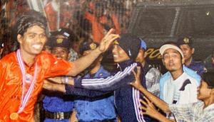 Nur' Alim salah satu pemain Persija merayakan gelar juara Liga Indonesia 2001 usai menundukkan PSM Makassar di SUGBK. (Dok. Buku Gue Persija)