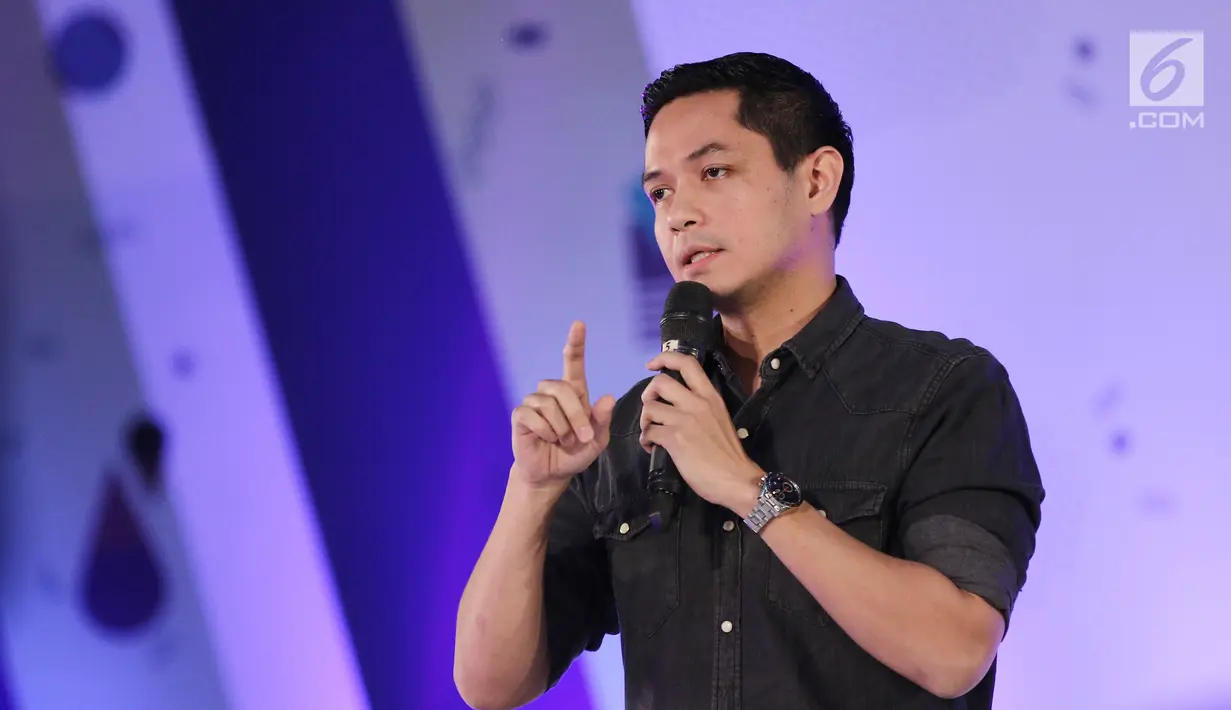 Artis peran Dude Harlino menjadi pembicara Entrepreneur Muda Inspiratif pada Emtek Goes To Campus (EGTC) 2018 di Universitas Negeri Semarang, Kamis (18/7). Dude membagikan pengalaman dan rahasia suksesnya kepada peserta EGTC (Liputan6.com/Herman Zakharia)