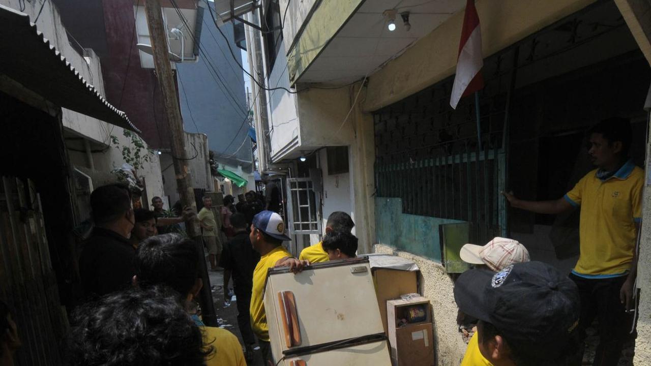 Juru sita Pengadilan Negeri (PN) Jakarta Barat mengeluarkan harta benda warga yang rumahnya terdampak eksekusi lahan di lingkungan RT 009/RW 02 Kelurahan Mangga Besar, Jakarta, Selasa (28/5/2024). Dalam eksekusi kali ini, PN Jakarta Barat mengosongkan pak