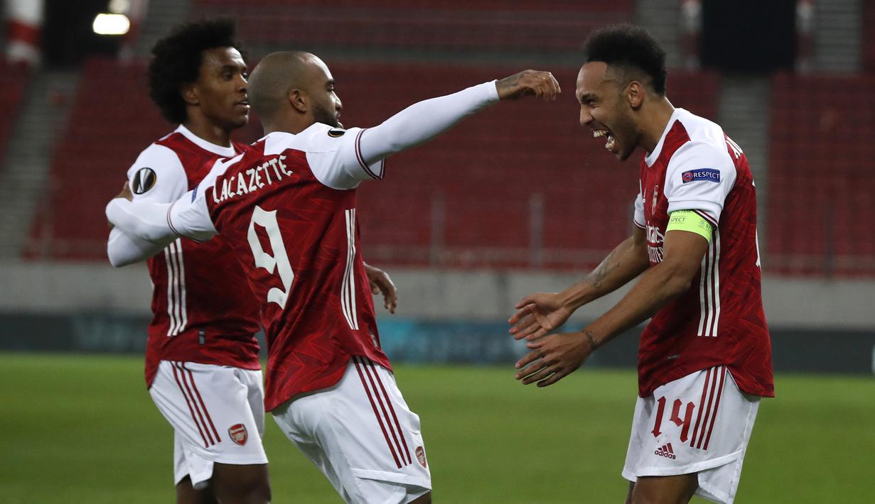 Striker Arsenal, Pierre-Emerick Aubameyang (kanan) melakukan selebrasi usai mencetak gol ketiga timnya ke gawang Benfica dalam laga leg kedua babak 32 Besar Liga Europa 2020/21 di Georgios Karaiskakis Stadium, Kamis (25/2/2021). Arsenal menang 3-2 atas Benfica. (AP/Thanassis Stavrakis)