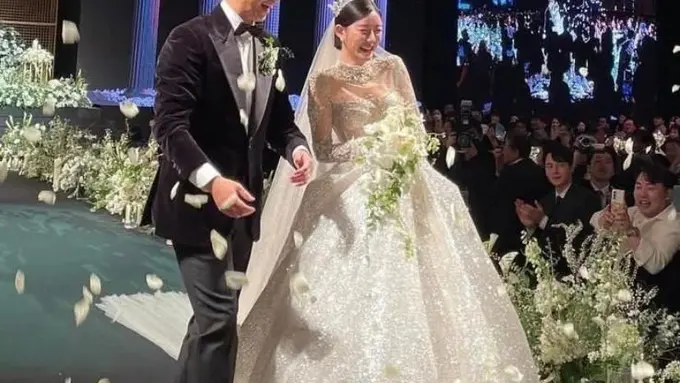 Sah! Lee Seung Gi dan Lee Da In Resmi Menikah Dibalut Gaun dan Setelan Jas Hitam Klasik