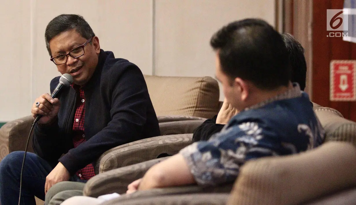 Sekjen PDI Perjuangan, Hasto Kristiyanto saat memaparkan rilis survei Evaluasi Pemerintahan Jokowi-JK dan Meneropong Peta Elektoral 2019, Minggu, (26/11). Pada survei muncul kandidat wapres 2019. (Liputan6.com/Fery Pradolo)