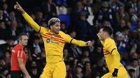 Bek Barcelona Ronald Araujo merayakan gol pembuka yang dicetaknya ke gawang Real Sociedad pada pekan ke-12 La Liga Spanyol di stadion Reale Arena, Minggu (5/11/2023). (AP Photo/Alvaro Barrientos)