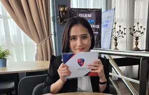 Prilly Latuconsina Resmi Raih Gelar S2 Summa Cum Laude, Omara Bangga Banget