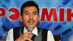 Ketua Komisi Perlindungan Anak Indonesia (KPAI) Asrorun Niam saat ikuti diskusi bertajuk 'LGBT, Beda Tapi Nyata' di Cikini, Jakarta,(20/2). LGBT merupakan perilaku yang abnormal yang mengacu pada peraturan perundang-undangan. (Liputan6.com/Yoppy Renato)