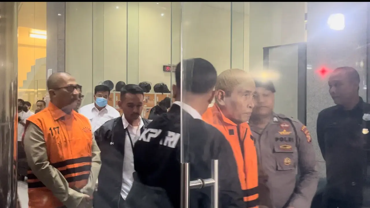 Komisi Pemberantasan Korupsi (KPK) menahan 2 pihak swasta dalam kasus dugaan korupsi kuota tambahan haji (Liputan6.com/Muhammad Radityo Priyamsoro)