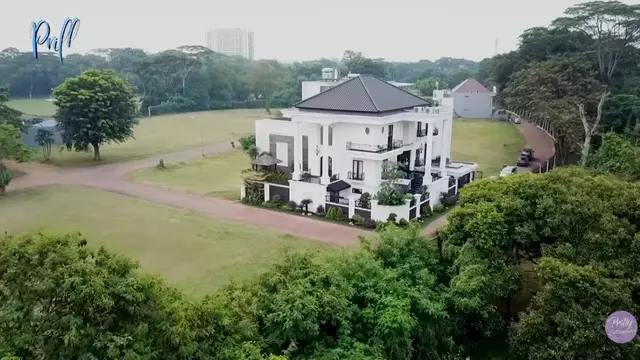 Potret Pagar dan Taman Rumah Prilly Latuconsina