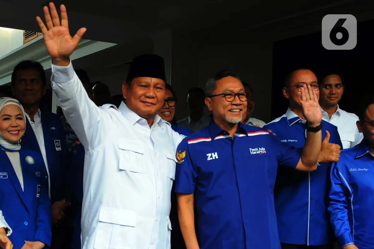 Ketua Umum Partai Gerindra Prabowo Subianto (tengah kiri) bersama Ketua Umum Partai Amanat Nasional (PAN) Zulkifli Hasan (tengah kanan)