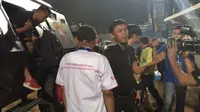 Kedatangan Tim Arema di Gelora Bangkalan, Madura, dengan pengawalan ketat pihak kepolisian