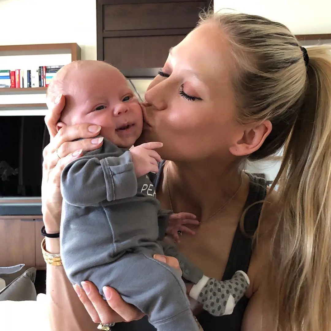 Anna Kournikova bersama salah satu anak kembarnya. (Instagram - @annakournikova)