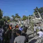 Orang-orang mencari korban di sebuah rumah yang hancur akibat gempa di Les Cayes, Haiti, Sabtu (14/8/2021). Wilayah Negara Haiti diguncang gempa berkekuatan magnitudo 7,1 pada Sabtu, 14 Agustus 2021 pukul 08.29.10 waktu setempat yang menewaskan lebih dari 300 jiwa. (AP Photo/Joseph Odelyn)