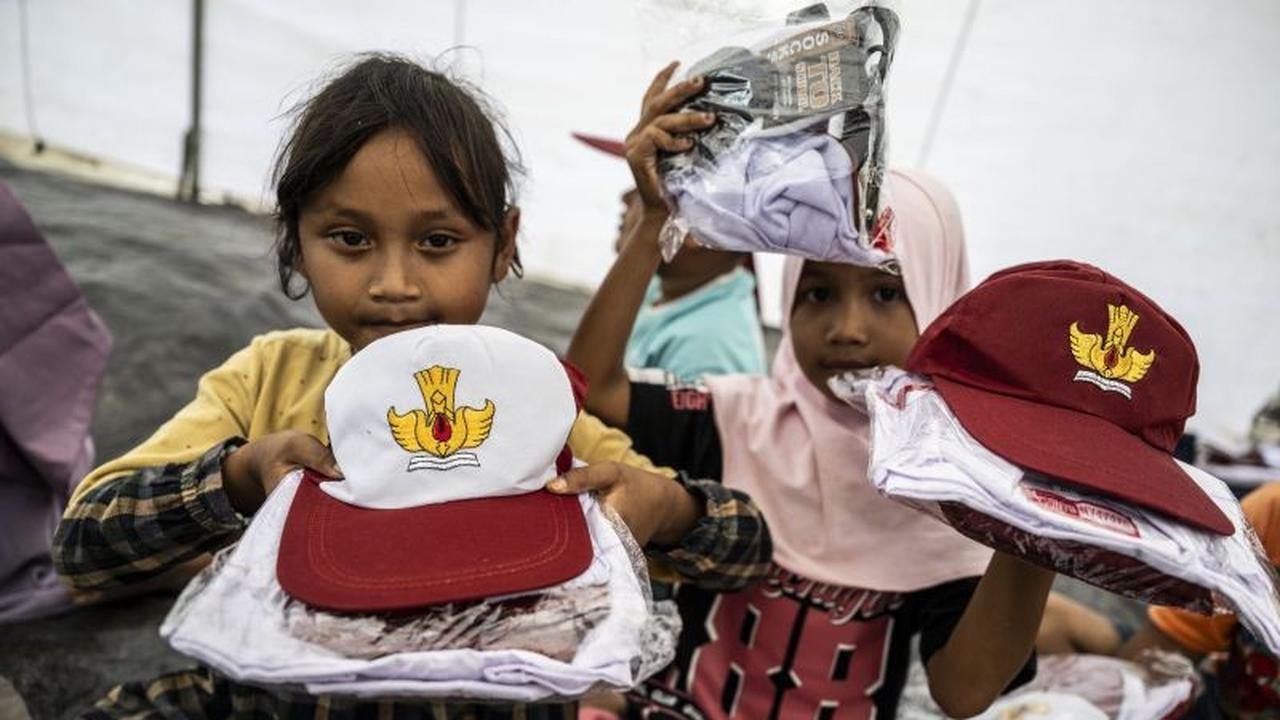 Relawan Salurkan Bantuan Seragam Banjir Aceh Timur untuk Siswa Terdampak