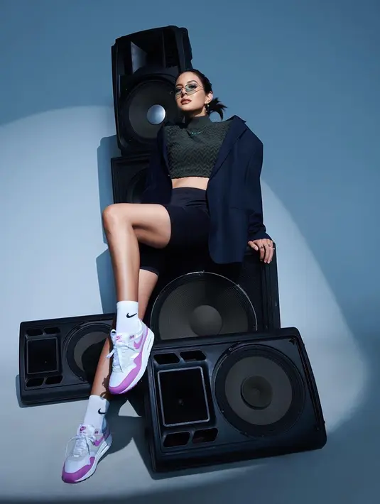 Aurelie mengenakan crop top bertekstur army yang dipadukan dengan biker pants dan blazer [@aurelie]