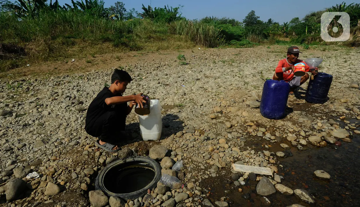 Selain membuat galian sumur, warga juga memanfaatkan sisa-sisa air yang masih menggenangi Sungai Cihoe. (merdeka.com/Arie Basuki)