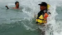 Tim SAR mencari korban tenggelam di Pantai Parangtritis, Bantul, Yogyakarta, Senin (15/2). Sebanyak 7 siswa MTs Ar Rasyid Kuningan, Jabar hilang ditelan ombak pada hari Minggu (14/2).(Antara)