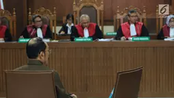 Mantan pengacara Setya Novanto, Fredrich Yunadi saat sidang putusan sela di Pengadilan Tipikor, Jakarta, Senin (5/3). Sidang dugaan merintangi penyidikan dugaan korupsi e-KTP dilanjutkan dengan agenda pemeriksaan saksi. (Liputan6.com/Helmi Fithriansyah)