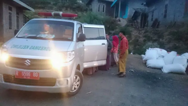 Upaya Evakuasi 4 Ibu Hamil dari Zona Bahaya Kawah Sileri